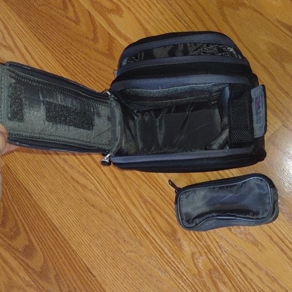 Kenneth Cole Compact Camera Case - Picture 5 of 6